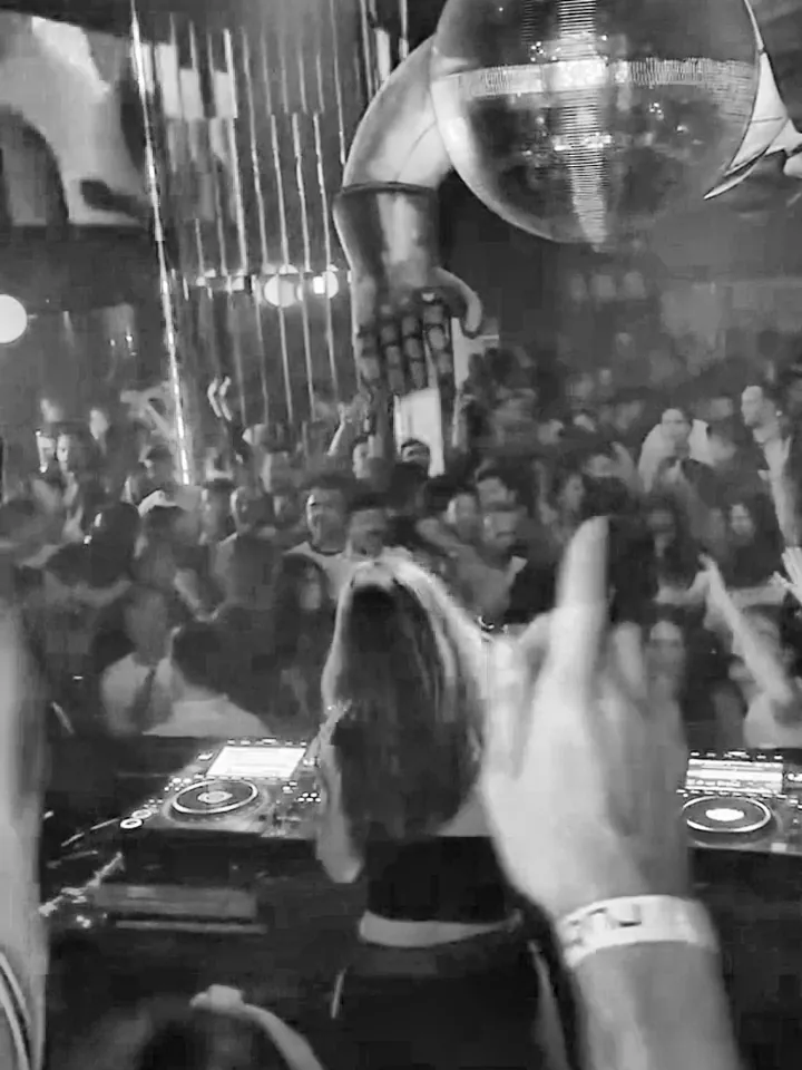Fernanda Brightside pinchando en cabina