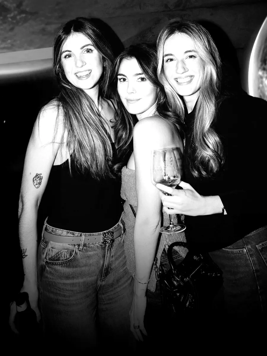 Amigas sonriendo en la pista