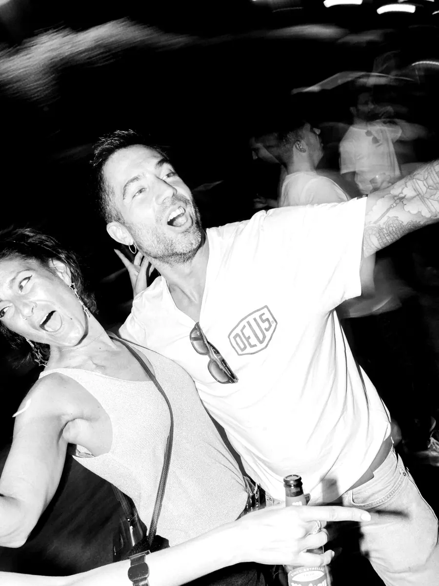 Pareja riendo en Fascinado
